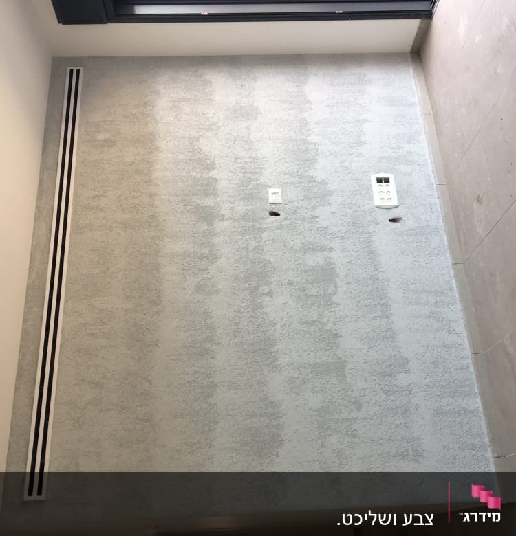 קיר עם טקסטורה, שקעי חשמל ופתחי אוורור